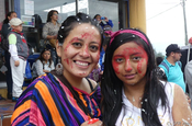 Frauen bei Karnevalumzug in Sangolqui in Ecuador