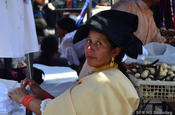 Otavalo Frau auf Pochomarkt in Ecuador