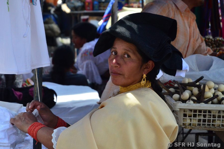 Otavalo Frau auf Pochomarkt in Ecuador