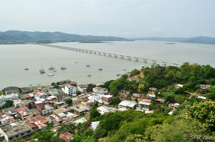 Brücke am Río Chone Bahia de Caráquez in Ecuador 
