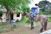 Gespräch unter einheimischen Reitern in Ecuador