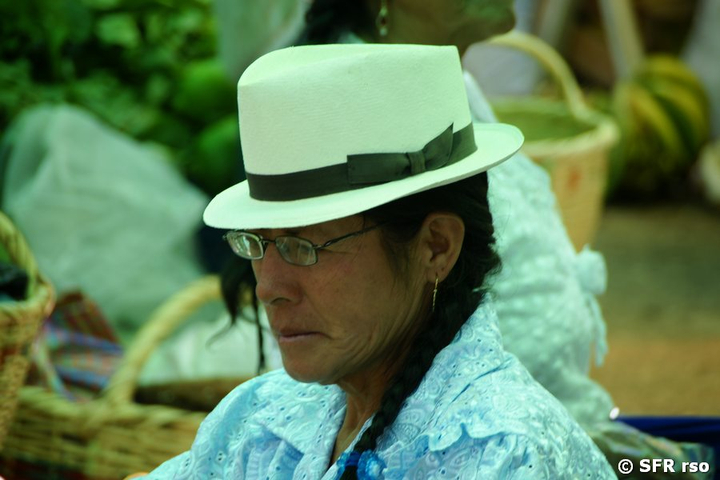 Marktfrau mit Hut und Brille, Ecuador