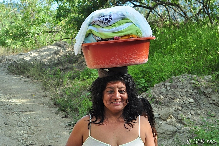 Frau mit Wäsche im Fluss, Ecuador