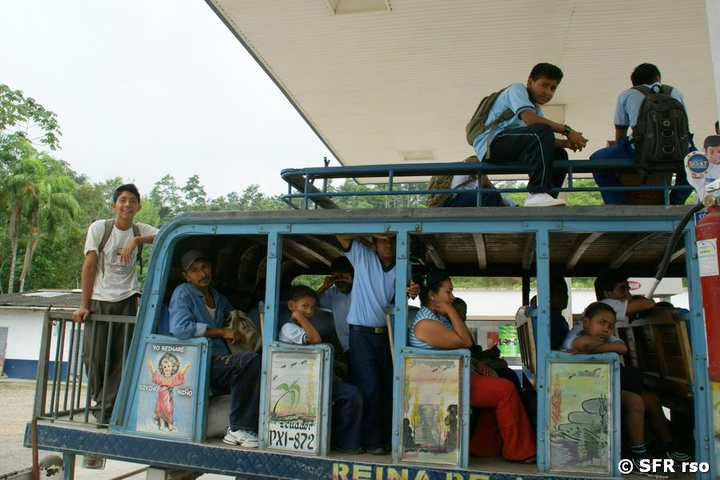 Fahrt mit dem öffentlichen Landbus chivera in Ecuador