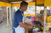 Muscheln werden geöffnet in Ecuador
