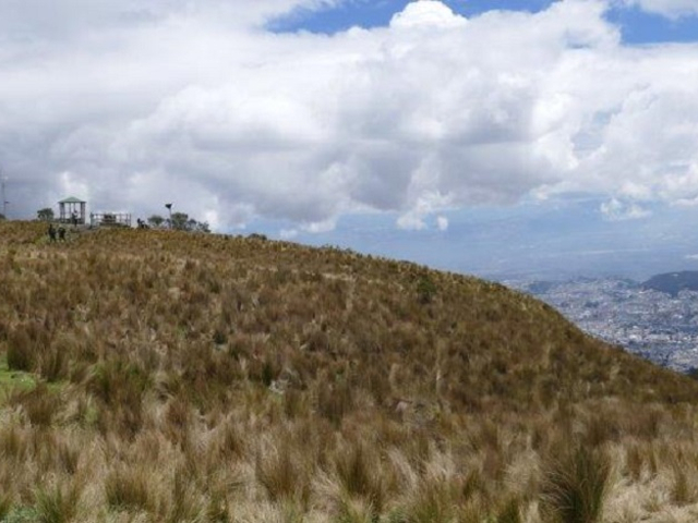 Blick auf Quito über den Pichincha-Berg hinaus