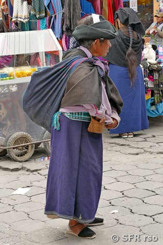 Frau auf Otavalomarkt in Ecuador