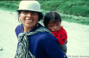 Indiofrau mit Baby im Hochland, Ecuador