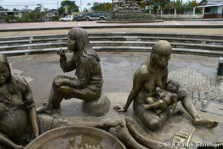 Huaorani Denkmal in Puyo, Ecuador