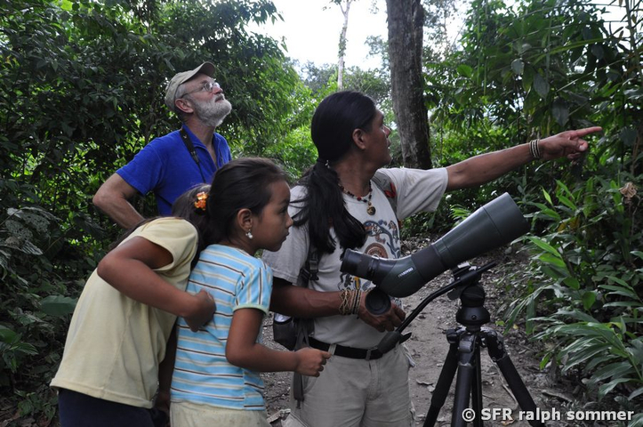 Gruppe Kinder beim Birding in Ecuador