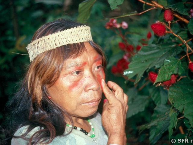 Huaorani-Frau bemalt sich