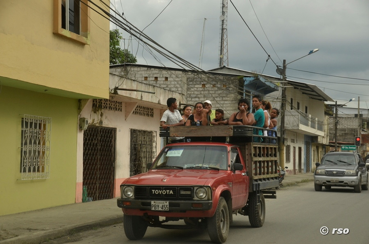 Pick-up mit Passagieren in Ecuador