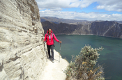 Bergsteigerin an der Lagune Quilotoa in Ecuador