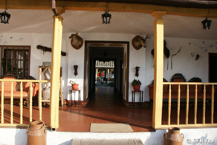 Eingang zur Hostería Chorlavi Otavalo Ecuador 
