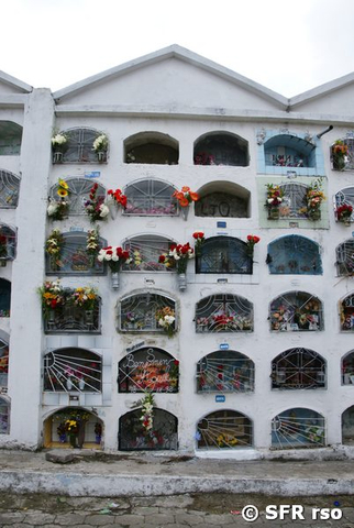 Urnengräber im Friedhof von Tulcan, Ecuador