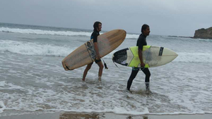 Surfer an Land gehend an der Pazifikküste von Ecuador