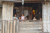 Kinder in Hütte, Ecuador