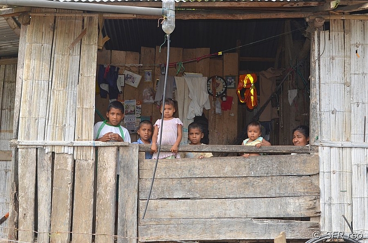 Kinder in Hütte, Ecuador