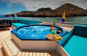 Swimmingpool an Bord Katamaran MC Anahi Galapagos