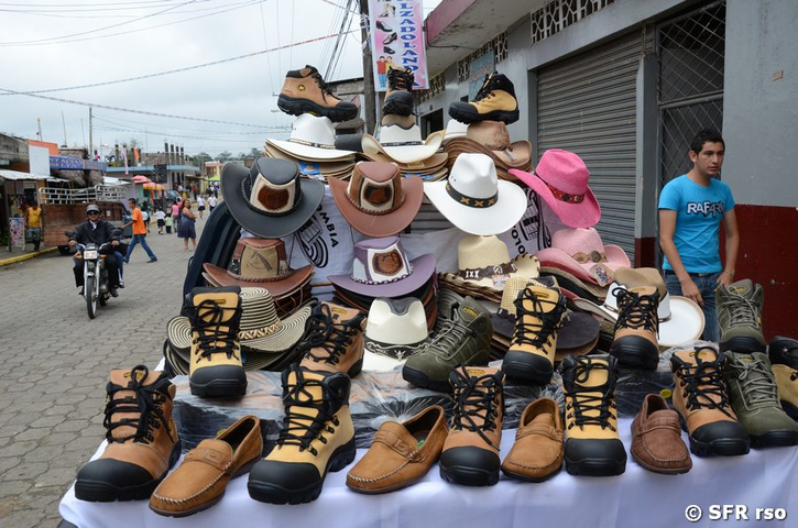 Schuhverkauf in Puerto Quito, Ecuador