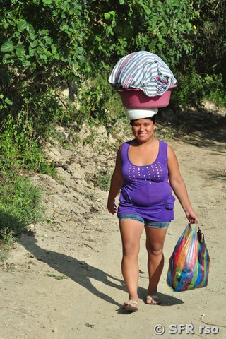 Nationalpark Machalilla Frau mit Waesche in Ecuador