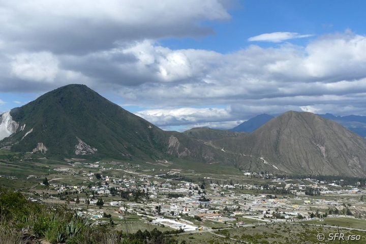 Blick auf Nord-Quito und Pululahua Vulkan in Ecuador