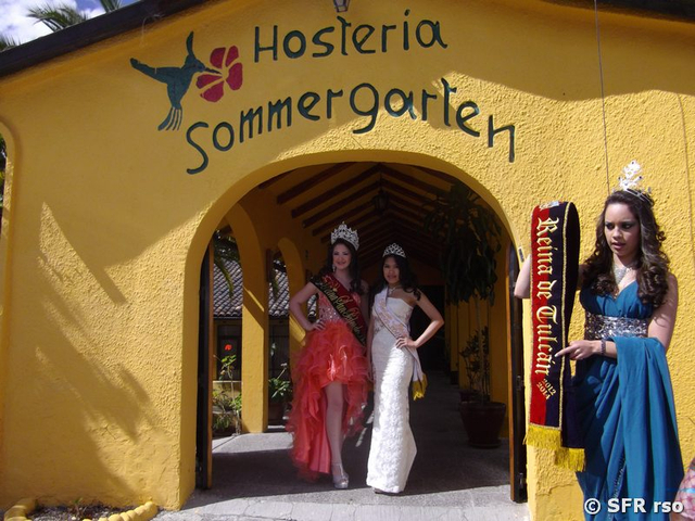 Schönheitsköniginnen im Sommergarten Sangolqui in Ecuador