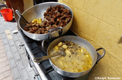Frittiertes Schweinefleisch und Suppe in Ecuador