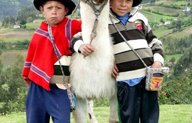 Kinder mit Lama