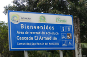 Schild an der Cascada El Armadillo in der Provinz Los Rios, Ecuador