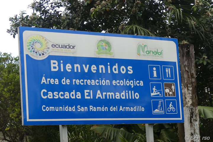 Schild an der Cascada El Armadillo in der Provinz Los Rios, Ecuador