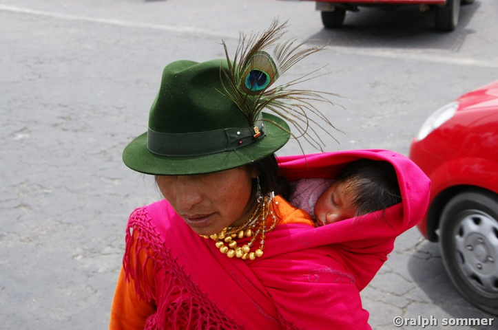 Indigene mit Baby auf Rücken, Ecuador