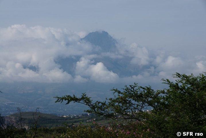 Cotacachi Vulkan in Wolken gehüllt, Ecuador