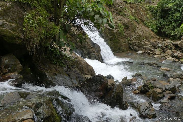 Wasserfall auf Weg nach Quito Santo Domingo, Ecuador