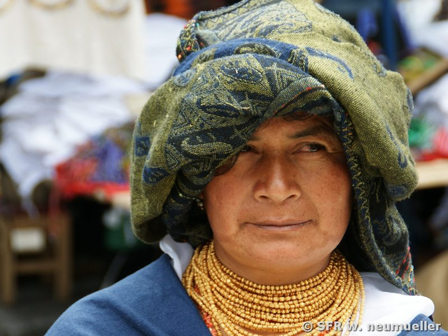 Otavalo Frau mit Goldketten in Ecuador