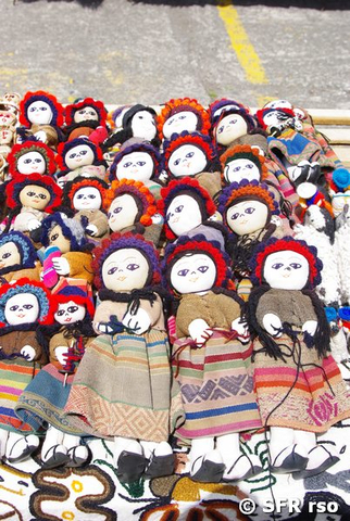 Puppen auf Markt in Ecuador