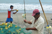 Fischer beim Netzflicken in Ecuador 