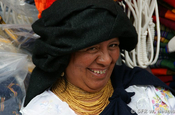 Otavalo Frau lachend in Ecuador