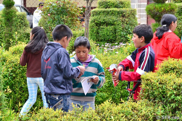 Schulkinder im San Isidro Park, Ecuador