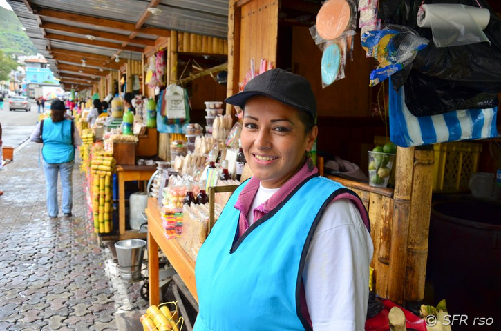 Zuckerrohr Verkäuferin in Banos de Agua, Ecuador