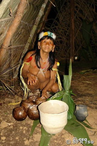 Huaorani Frau mit Cicha Getränk in Ecuador