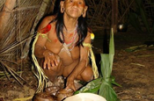 Huaorani Frau mit Cicha Getränk in Ecuador