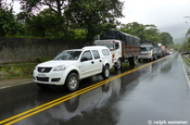 Autokolonne nach Regenfällen und Erdrutsch in Ecuador 