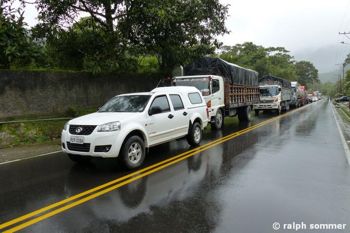 Autokolonne nach Regenfällen und Erdrutsch in Ecuador 