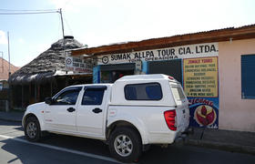 Fahrzeug am Wegesrand in Ecuador