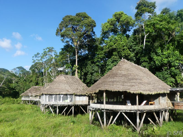 Bungalows der Kapawi Lodge