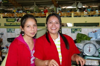 Marktfrauen, Mutter mit Tochter in Ecuador