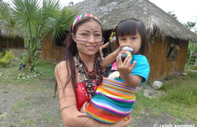 Tsachila Frau mit Kind
