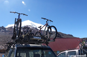 Räder auf Auto mit dem Chimborazo im Hintergrund in Ecuador