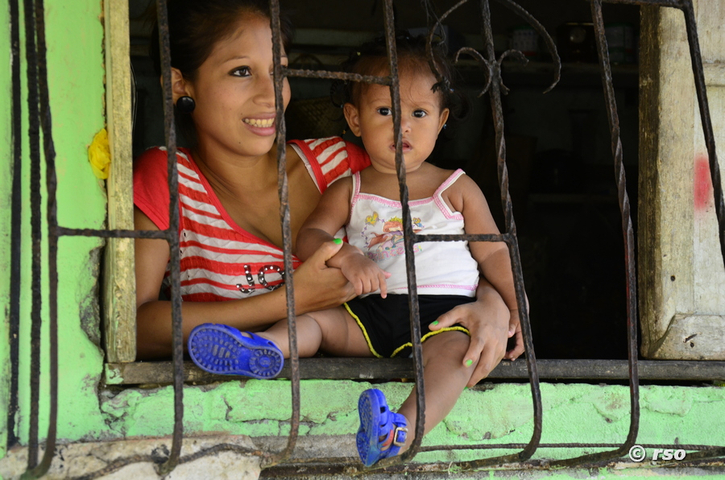 Frau mit Kind, Ecuador